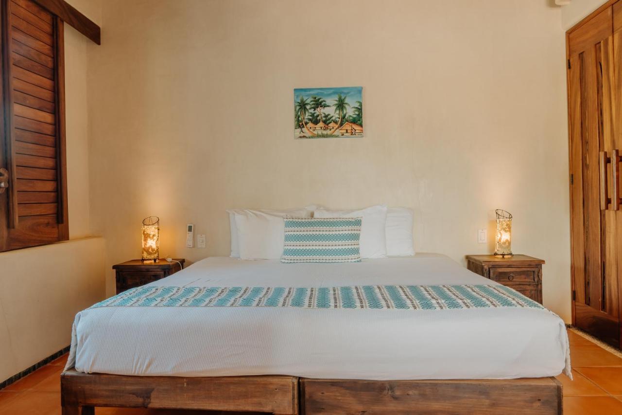 Las Palmas Luxury Villas Zihuatanejo Exterior photo