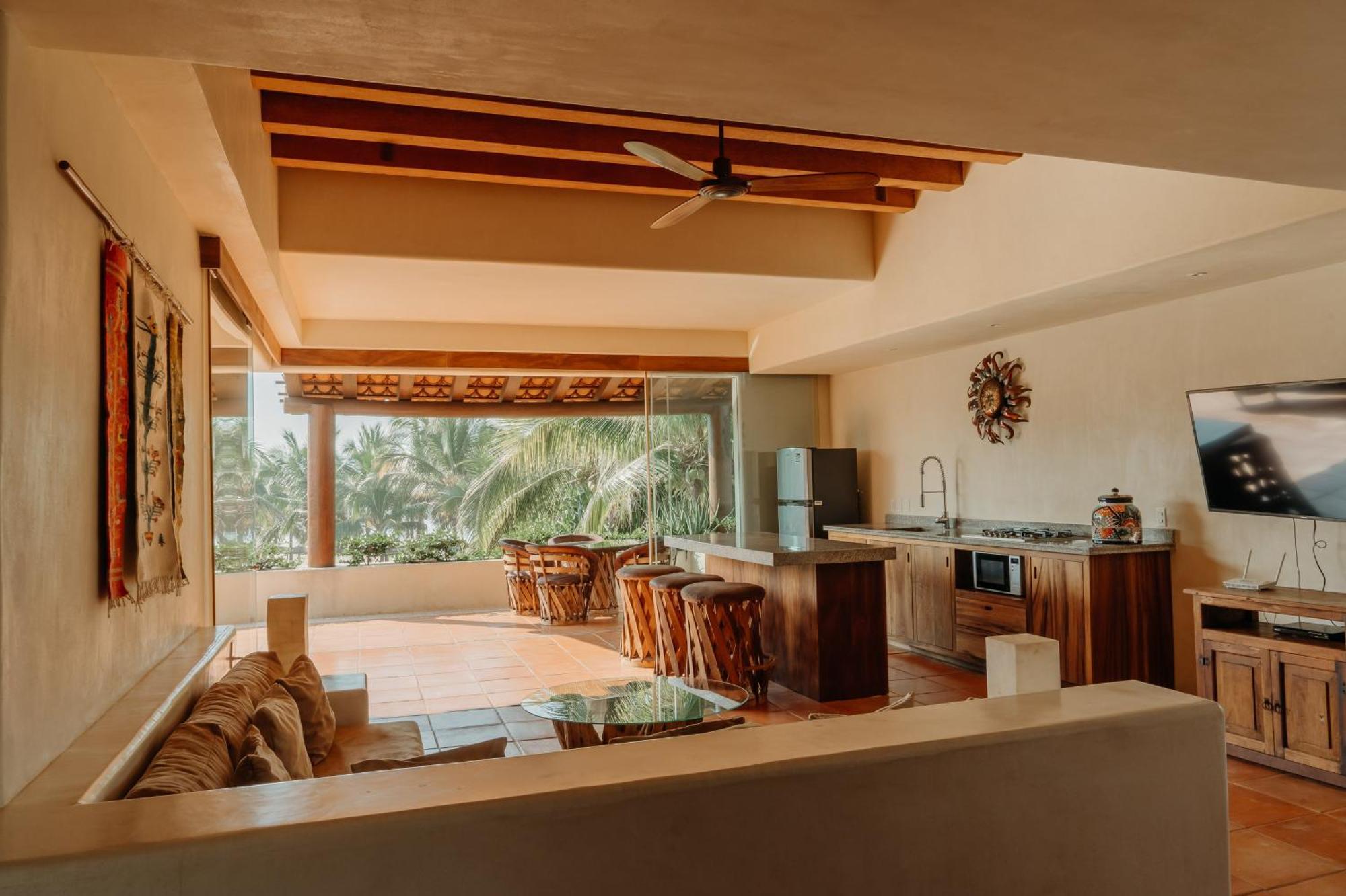 Las Palmas Luxury Villas Zihuatanejo Room photo